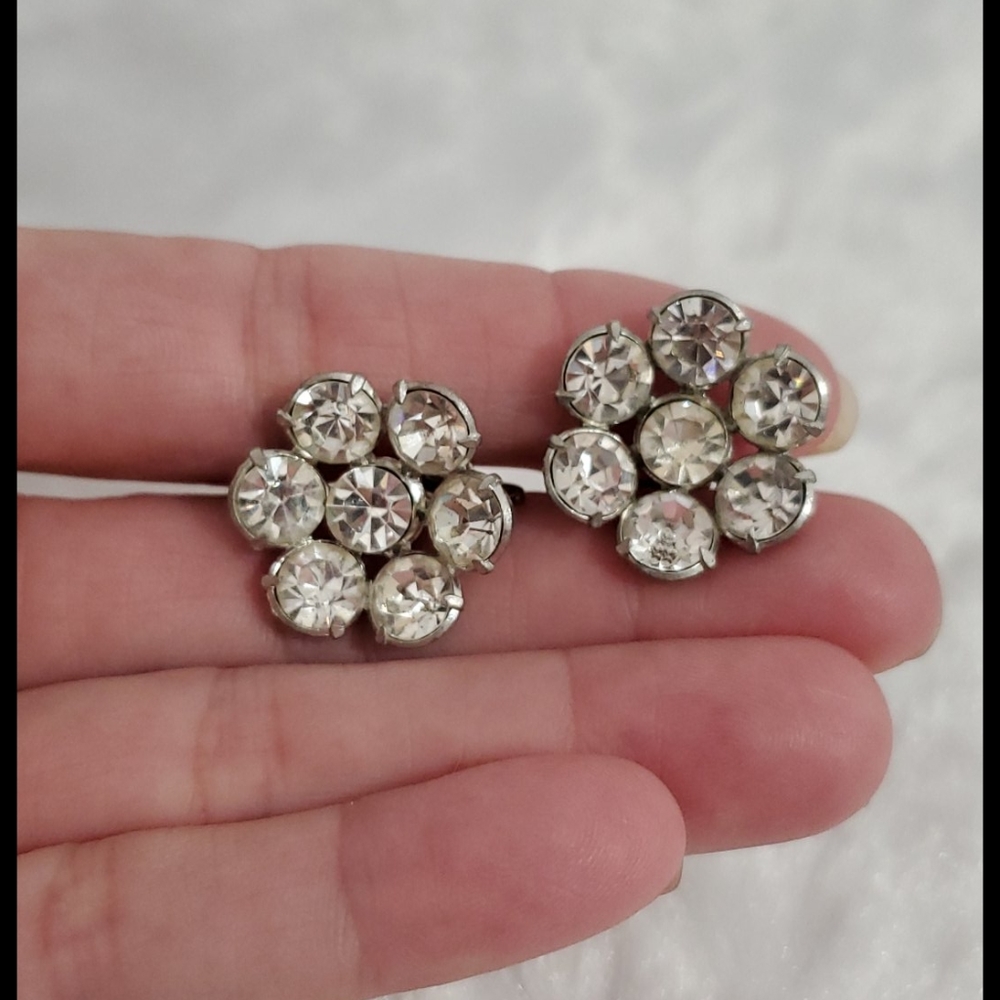 VINTAGE Silver tone prong set clear rhinestones screw back earrings Stunning!